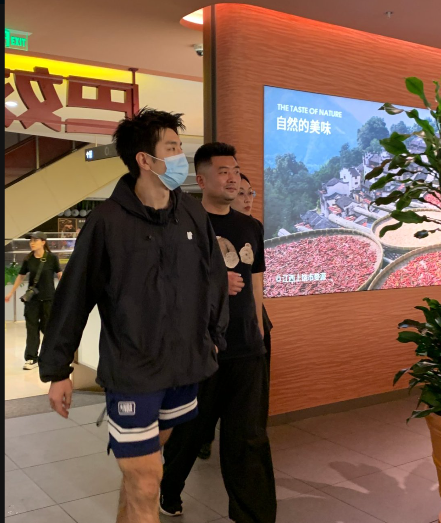 郑业成深夜到访巴奴火锅，被目击与友人轻松聚餐 新闻资讯 第3张
