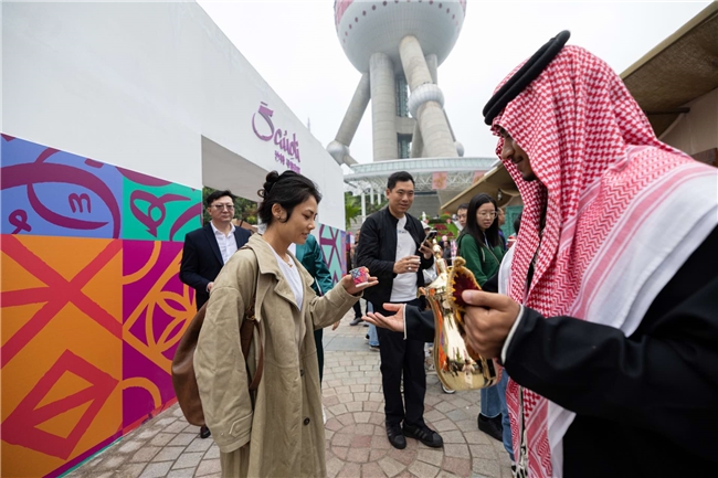 上海“沙特小镇”首日爆满!一秒穿越阿拉伯,沉浸式体验圈粉无数 新闻资讯 第2张 上海“沙特小镇”首日爆满!一秒穿越阿拉伯,沉浸式体验圈粉无数 新闻资讯 第2张