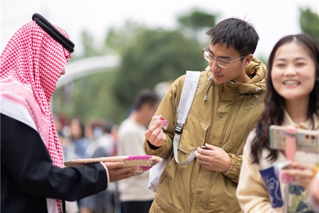 上海“沙特小镇”首日爆满!一秒穿越阿拉伯,沉浸式体验圈粉无数 新闻资讯 第3张 上海“沙特小镇”首日爆满!一秒穿越阿拉伯,沉浸式体验圈粉无数 新闻资讯 第3张
